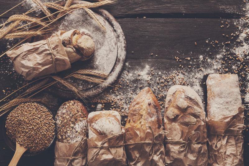 小麦磨粉制成的小麦面包