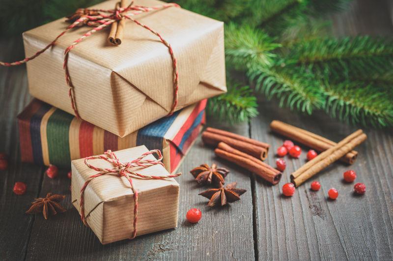 圣诞礼品盒肉桂八角星星与云杉树枝
