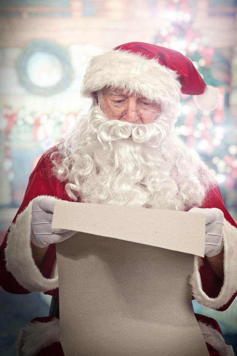 圣诞老人看着手里清单