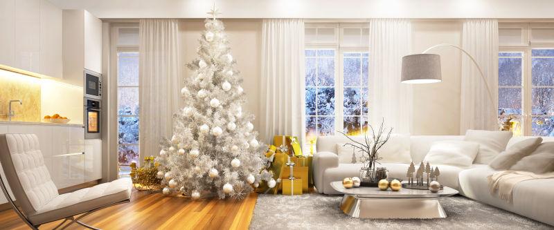 房间客厅里的银白色圣诞树