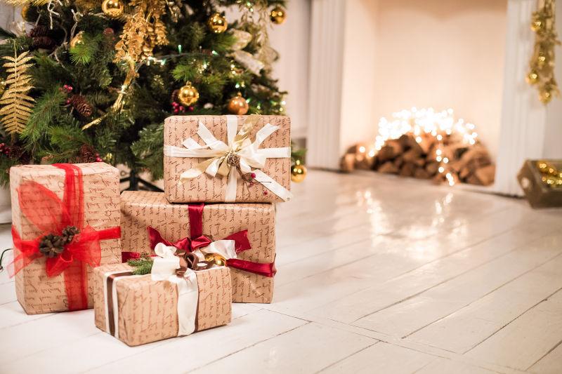 美丽的圣诞树下摆放着一堆礼物盒