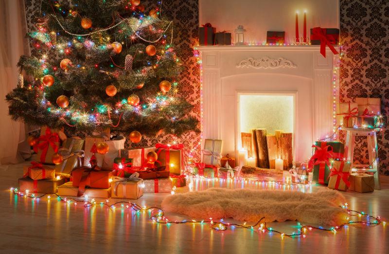 装饰闪光灯的美丽圣诞树