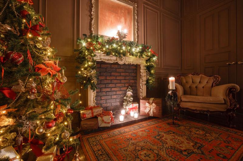 室内美丽的圣诞树和挂着圣诞饰品的壁炉