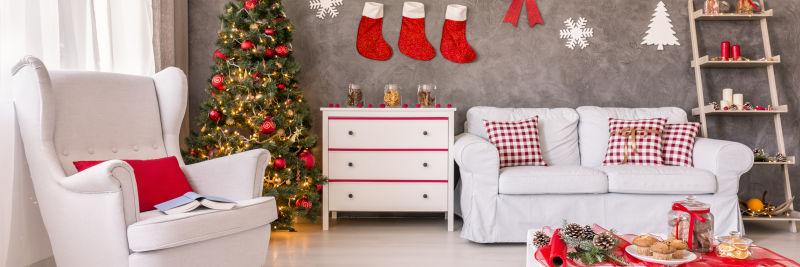 装饰着各种圣诞饰品的房间客厅
