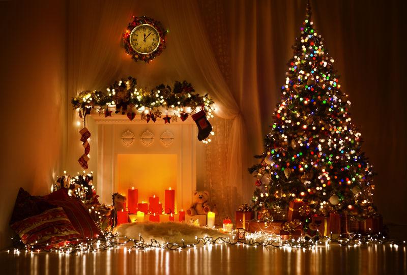 房间里装饰着美丽的圣诞树和圣诞蜡烛