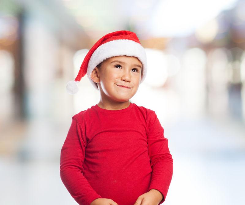 一个快乐的小男孩在等待圣诞前夜的画像