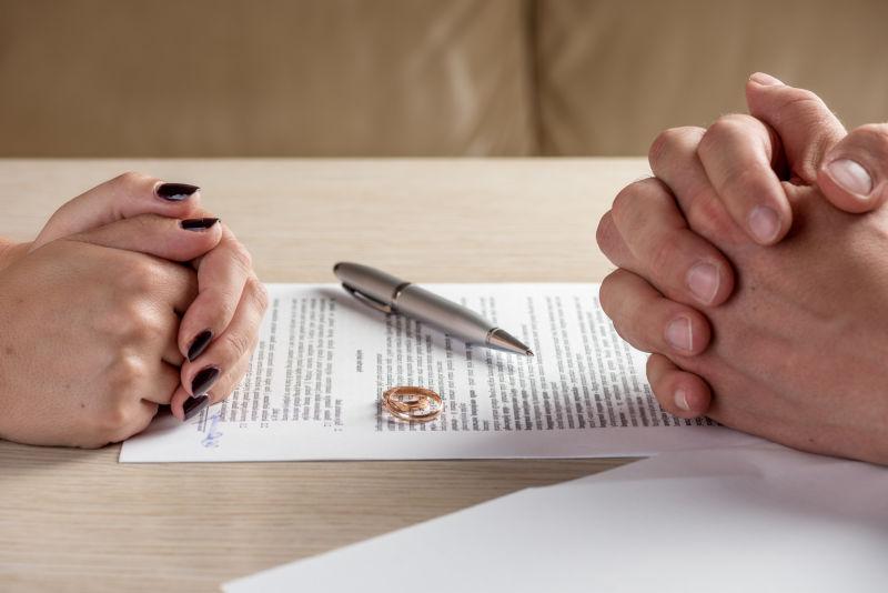 妻子和丈夫签署离婚文件或婚前协议