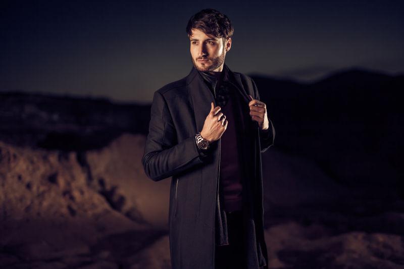 沙漠中英俊男性模特的时尚系列