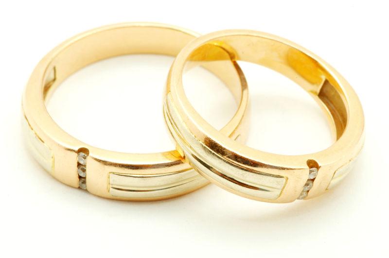 孤立在白色背景上的金结婚戒指