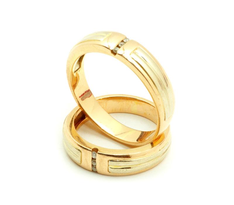 孤立在白色背景上的金结婚的戒指