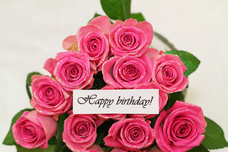 生日快乐贺卡与粉红色玫瑰花花束