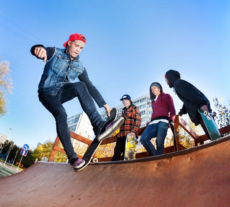 公园里玩滑板的年轻人