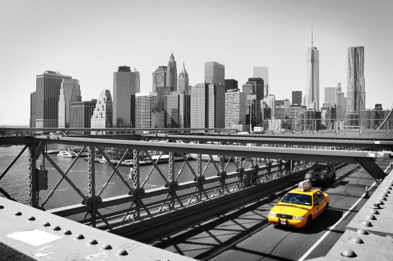 布鲁克林大桥上的黄色出租车