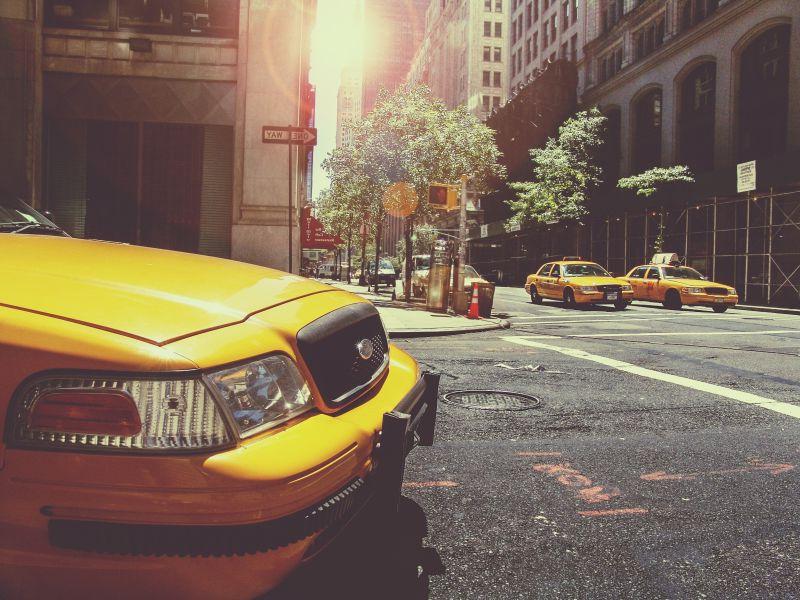 城市中心的黄色出租车