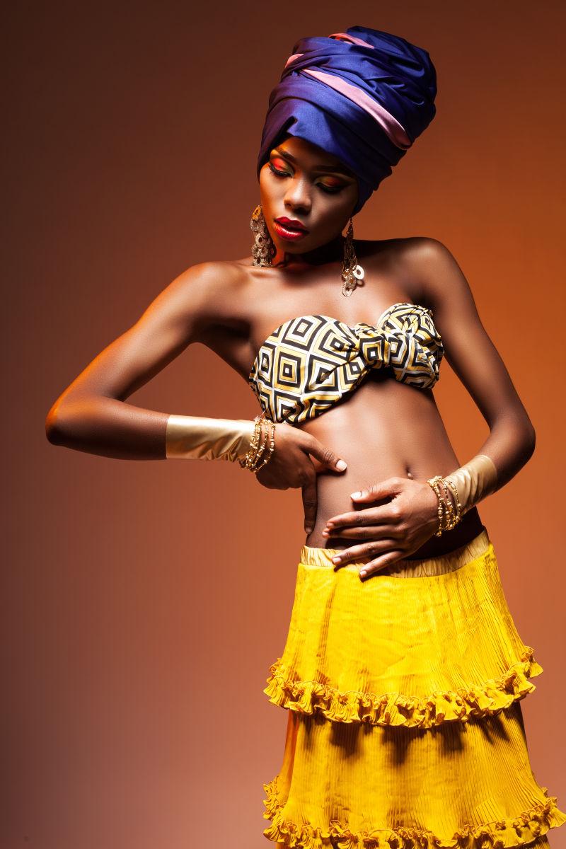一个身着华丽衣服的非洲美女