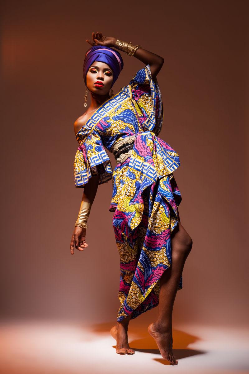 穿民族服装跳舞的非洲美女