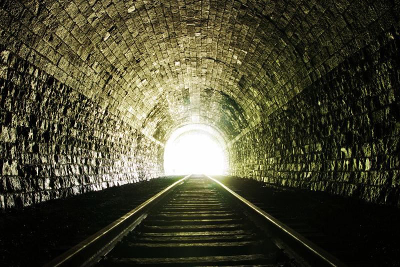铁路隧道尽头的灯光
