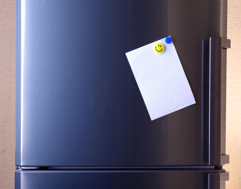冰箱上贴着的空白记事卡