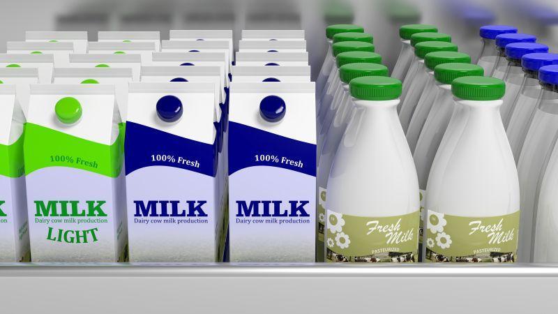 保鲜冷冻冰箱里的各种新鲜牛奶
