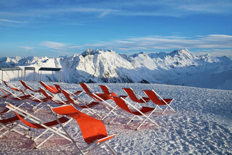 阿尔卑斯雪山上的椅子