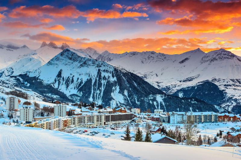 在法国阿尔卑斯山滑雪胜地景观