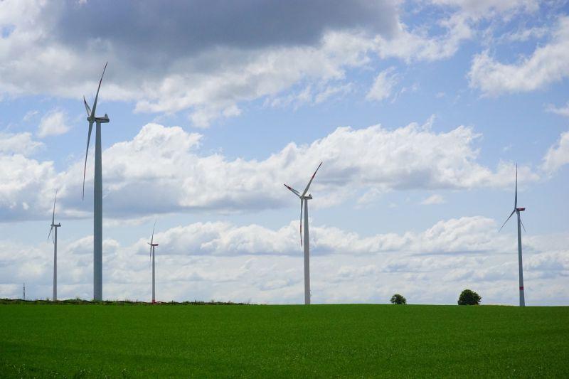 绿色草地上的风力发电机