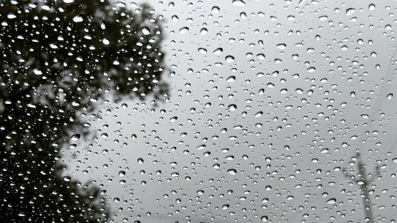 雨后玻璃水滴
