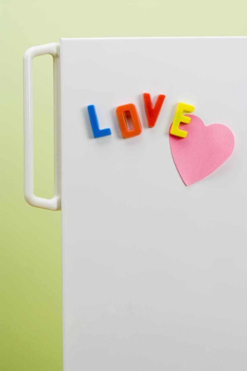 冰箱上字母拼写爱的磁铁