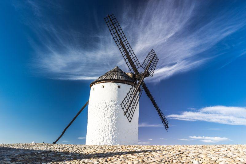 蓝天下的西班牙大型风车