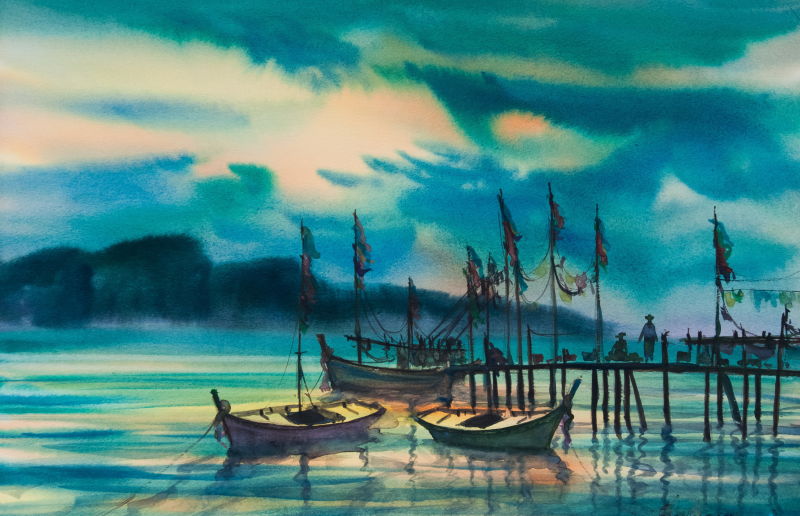日落背景悬挂在木墩和渔船