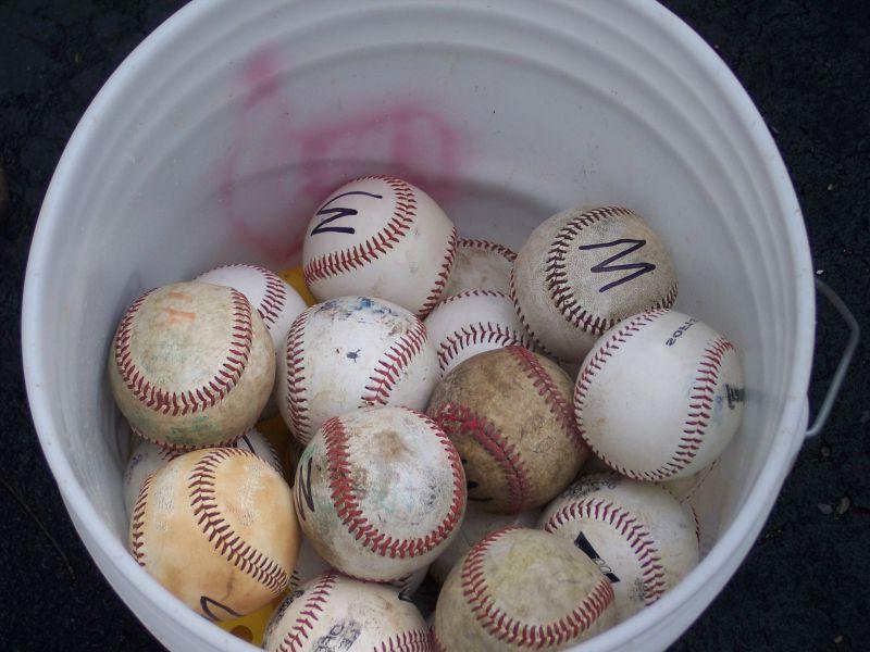 桶里的棒球