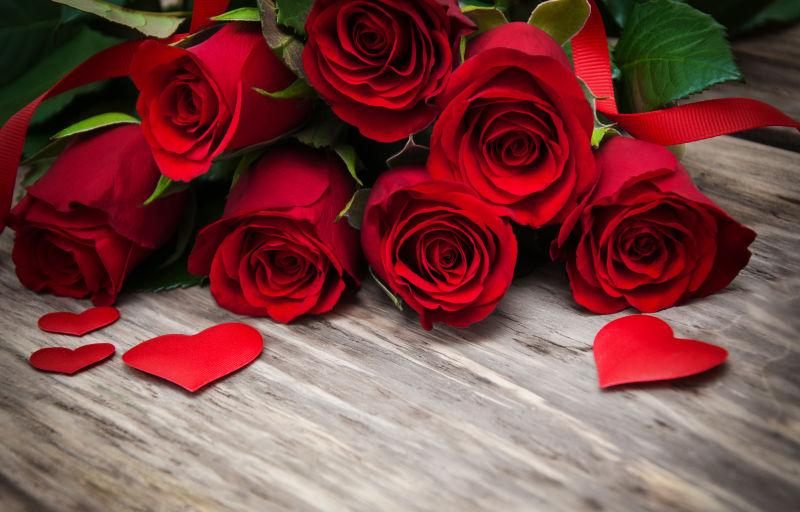 鲜艳的红色玫瑰花束
