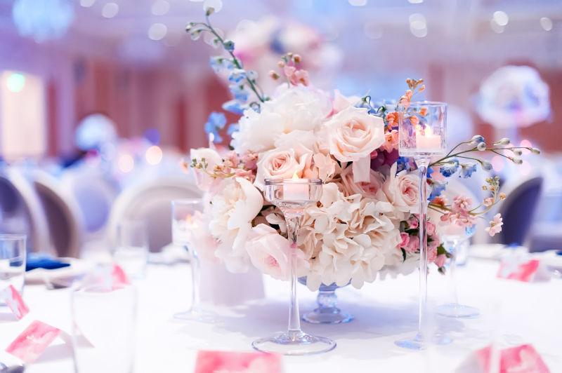 婚礼餐桌美丽的鲜花装饰