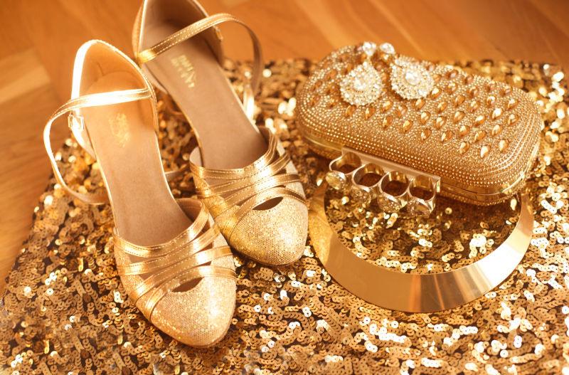 金闪闪的时尚高跟鞋和配件饰品