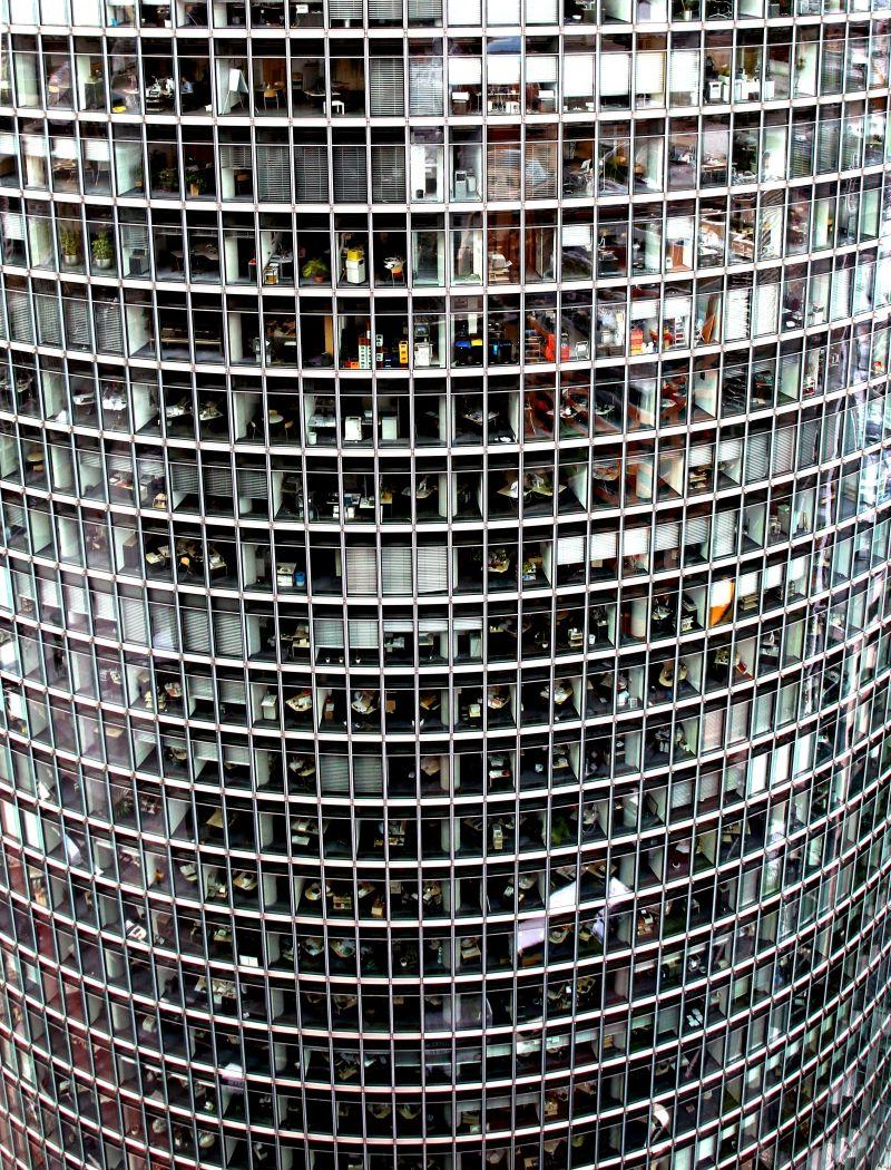 城市现代透明玻璃建筑