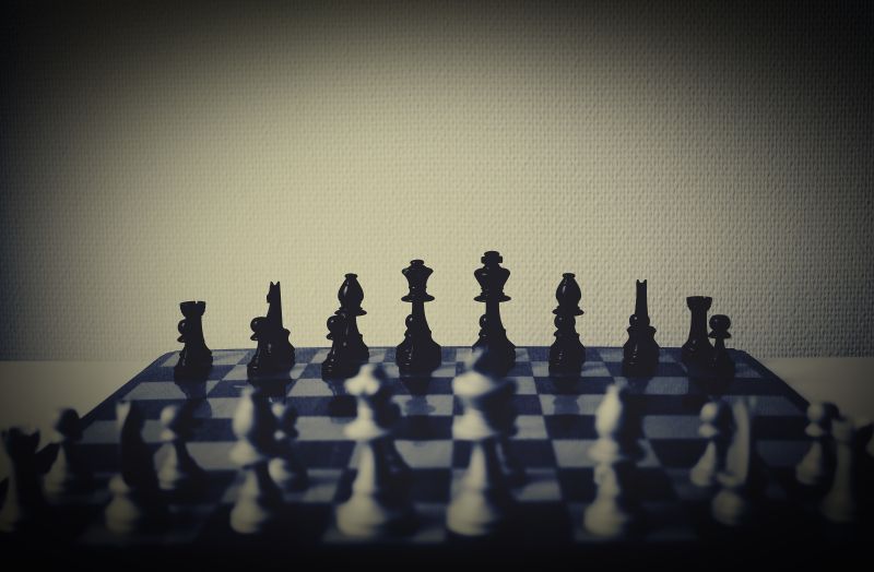 昏暗背景国际象棋