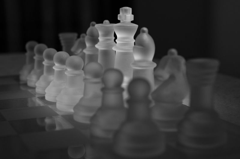 黑色背景水晶国际象棋
