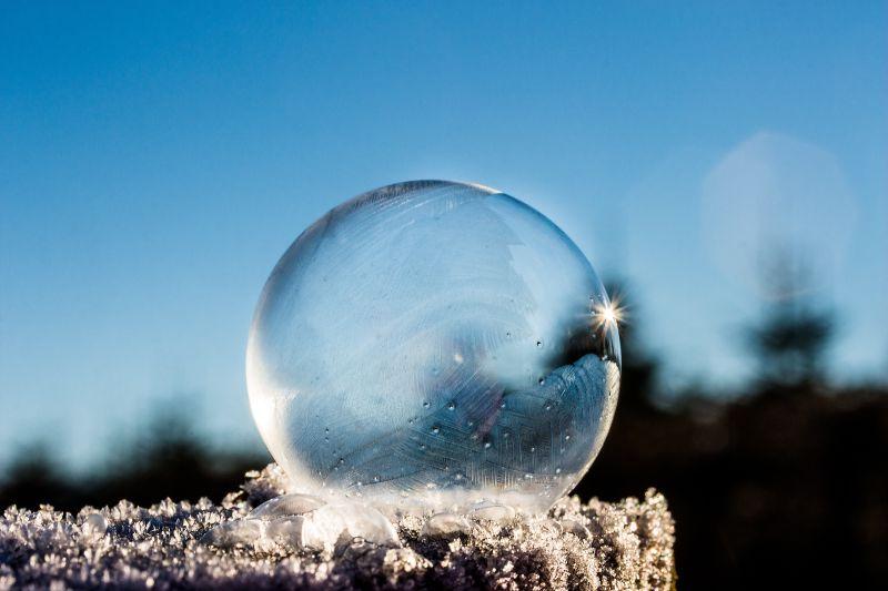 冰上的冻住的泡泡