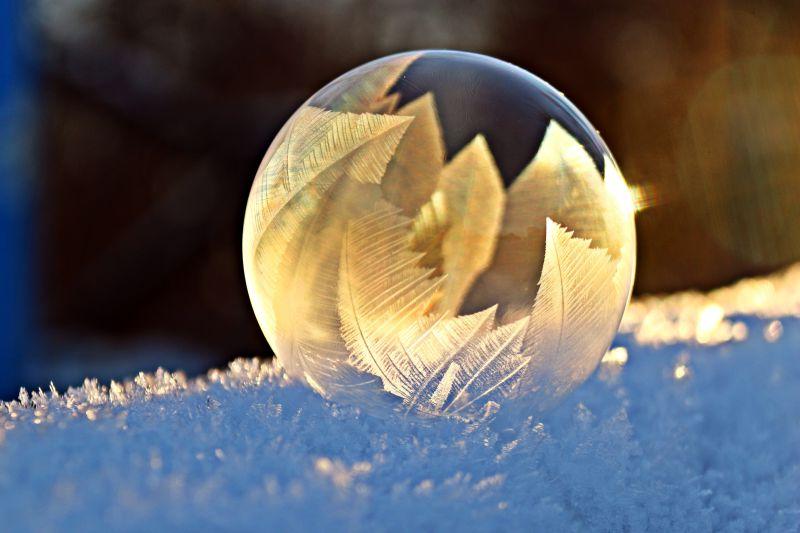 在冰上冻住的美丽泡泡