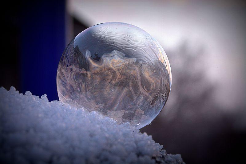 雪地上的冰泡泡