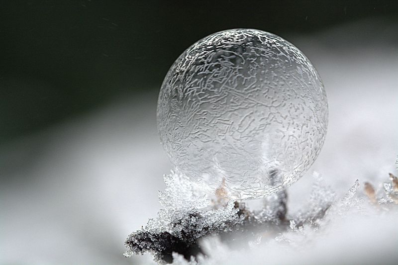 冰块上的水晶泡泡
