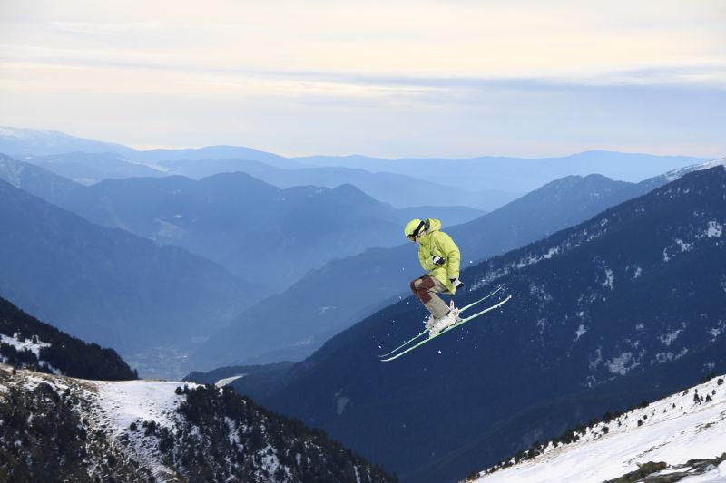 飞驰在半空的滑雪运动员