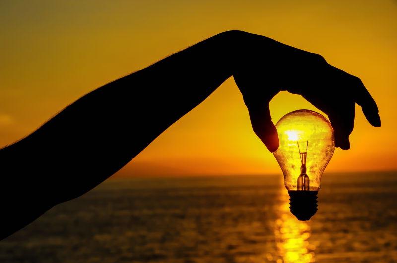 大西洋上的能源概念灯泡和日照