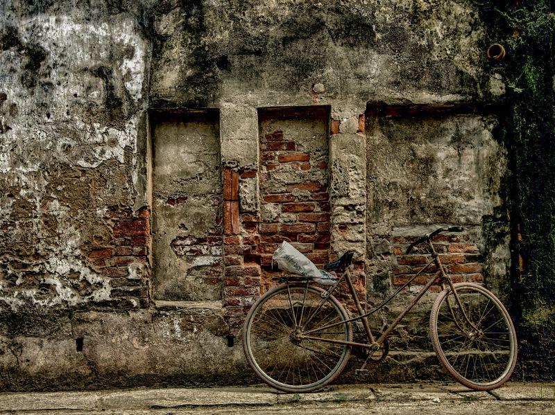 旧的墙下的就自行车
