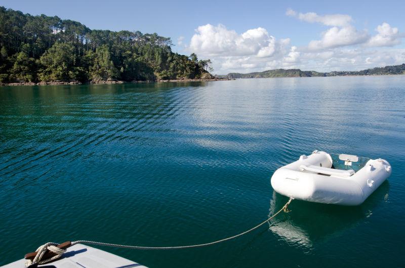 停靠在新西兰群岛湾罗伯逊岛的白色小船