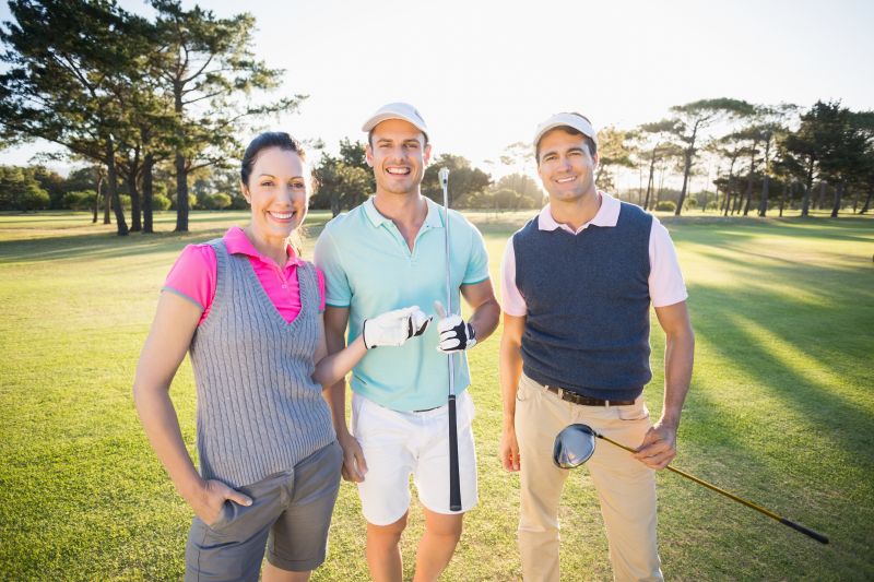 三位高尔夫球手看着镜头
