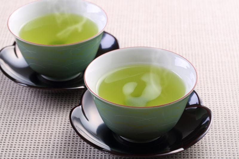 杯子里的两杯绿茶