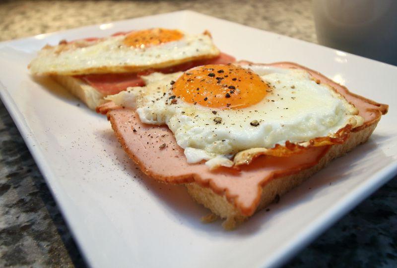 美味的煎蛋三明治早餐