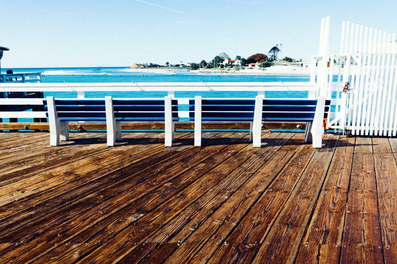 蓝色大海边的木制码头