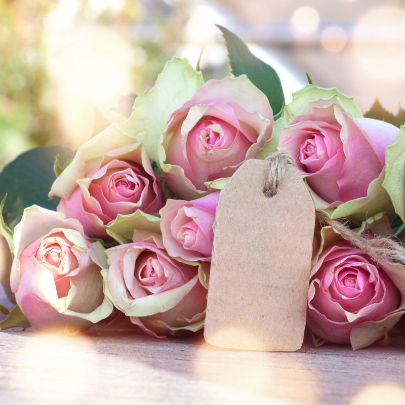 玫瑰花束与一张母亲节卡片